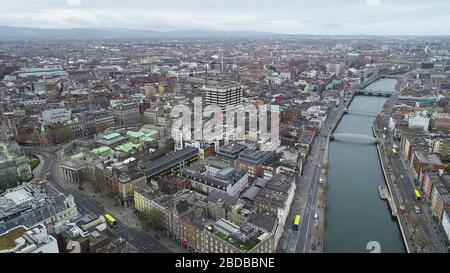 Dublin, Irland - 3. April 2020: Luftaufnahme von normalerweise belebten Straßen im Stadtzentrum, die aufgrund von Covid-19-Beschränkungen praktisch verlassen sind. Stockfoto