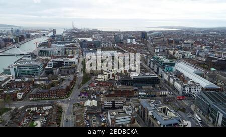 Dublin, Irland - 3. April 2020: Luftaufnahme von normalerweise belebten Straßen im Stadtzentrum, die aufgrund von Covid-19-Beschränkungen praktisch verlassen sind. Stockfoto