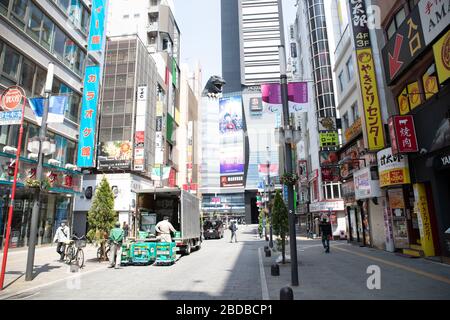 Tokio, Japan. April 2020. Das Gebiet von Shinjuku ist am 8. April 2020 in Tokio, Japan, ruhiger als sonst, einen Tag nachdem der japanische Premierminister Shinzo Abe für Tokio und sechs weitere Präfektur den monatelangen Notstand erklärt hatte, um die Verbreitung des neuartigen Coronavirus einzudämmen. Credit: AFLO/Alamy Live News Stockfoto