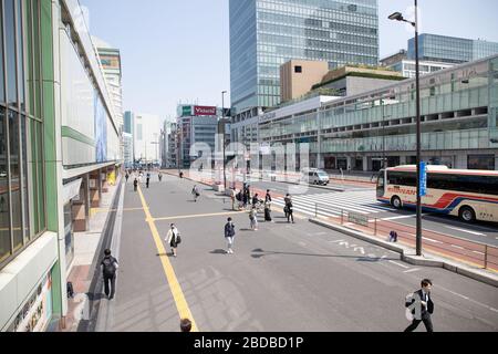 Tokio, Japan. April 2020. Das Gebiet von Shinjuku ist am 8. April 2020 in Tokio, Japan, ruhiger als sonst, einen Tag nachdem der japanische Premierminister Shinzo Abe für Tokio und sechs weitere Präfektur den monatelangen Notstand erklärt hatte, um die Verbreitung des neuartigen Coronavirus einzudämmen. Credit: AFLO/Alamy Live News Stockfoto