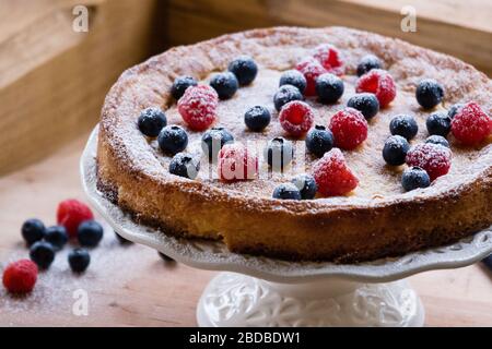 Frisch gebackener Kuchen mit frischen Beeren auf der Oberseite Stockfoto