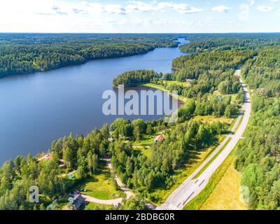 Luftbild der blauen Seen und grünen Wälder in Finnland. Stockfoto