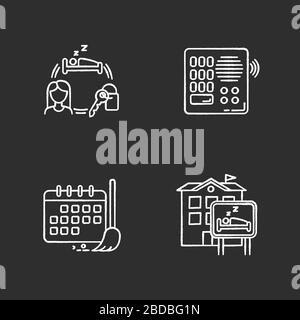 Hostel Kreide weiße Symbole auf schwarzem Hintergrund. Zimmer für Nacht mieten. Gegensprechanlage Sicherheit. Schlafplätze. Reinigungsplan. Sauberkeit Stock Vektor