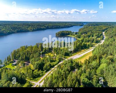 Luftbild der blauen Seen und grünen Wälder in Finnland. Stockfoto