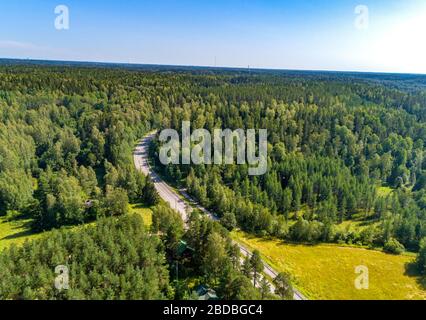 Luftbild der blauen Seen und grünen Wälder in Finnland. Stockfoto