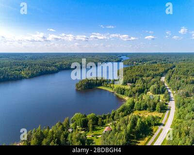 Luftbild der blauen Seen und grünen Wälder in Finnland. Stockfoto