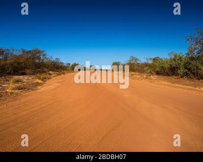 Die Gibb River Rd Kreuzung mit Fairfield-Leopold Downs Rd, die Kimberley Stockfoto