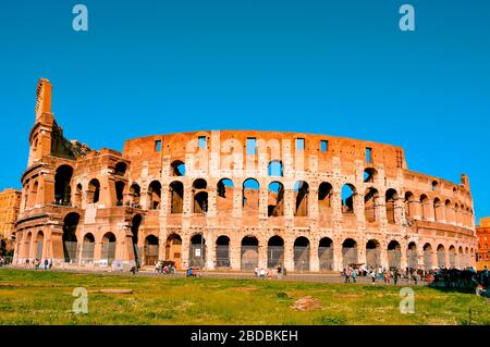 ROM, ITALIEN - 17. APRIL: Das Flavische Amphitheater oder Kolosseum am 17. April 2013 in Rom, Italien. Das Kolosseum ist ein ikonisches Symbol Roms und eines der Stockfoto