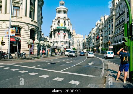 MADRID, SPANIEN - 11. AUGUST: Blick auf die Gran Via Straße am 11. August 2014 in Madrid, Spanien. Dieser Abschnitt dieser wichtigen Straße ist ein gehobenes Sho Stockfoto