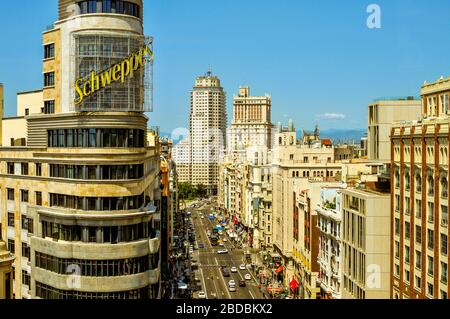 MADRID, SPANIEN - 11. AUGUST: Luftbild der Gran Via am 11. August 2014 in Madrid, Spanien, am spanischen Broadway, mit der legendären Neon-Advertis Stockfoto