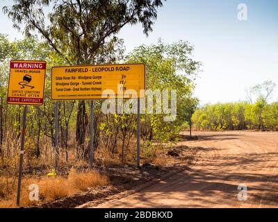 Straßenbedingungen Schild für die nicht versiegelte Fairfield - Leopold Downs Road, die Gibb River Rd verbindet mit dem Great Northern Highway, der Kimberley Stockfoto