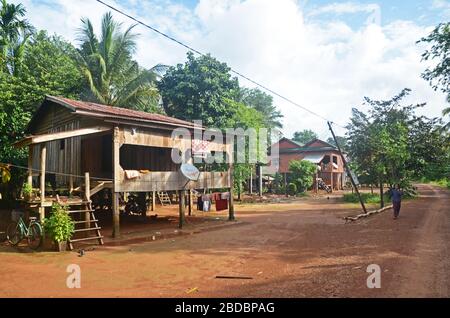 Ein Stelzenhaus im Dorf Chi Phat, Cardamom Mountains, Kambodscha Stockfoto