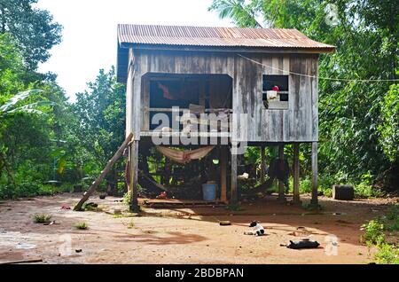 Ein Stelzenhaus im Dorf Chi Phat, Cardamom Mountains, Kambodscha Stockfoto