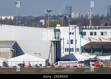 Die provisorische Leichenhalle am Flughafen Birmingham, die angeblich in den nächsten Tagen in Betrieb genommen werden soll, da Großbritannien weiterhin in Sperrstellung ist, um die Ausbreitung des Coronavirus einzudämmen. Stockfoto