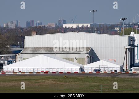 Die provisorische Leichenhalle am Flughafen Birmingham, die angeblich in den nächsten Tagen in Betrieb genommen werden soll, da Großbritannien weiterhin in Sperrstellung ist, um die Ausbreitung des Coronavirus einzudämmen. Stockfoto