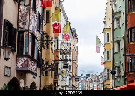 Innsbruck, Österreich - 12. August 2019: Bunte Gebäude in der Innenstadt von Innsbruck. Stockfoto