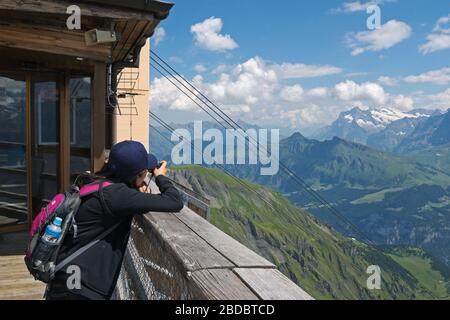 Touristen, die Fotos vom Jungfrau-Massiv vom Mt Birg, Oberland Berner, Schweiz machen, Stockfoto