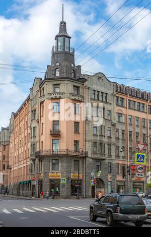 Sankt Petersburg, Wohnhaus im nördlichen Jugendstil am Kamennoostrovsky Prospekt, bewölkt Sommertag Stockfoto