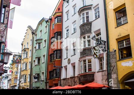 Innsbruck, Österreich - 12. August 2019: Bunte Gebäude in der Innenstadt von Innsbruck, Österreich. Stockfoto