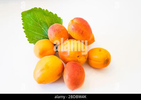 Orange saftige Aprikosen auf weißem Hintergrund isoliert Stockfoto