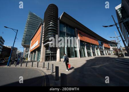 Manchester. April 2020. Das am 7. April 2020 aufgenommene Foto zeigt einen Mann in einem ungewöhnlich leeren Stadtzentrum in Manchester, Großbritannien. Gutschrift: Jon Super/Xinhua/Alamy Live News Stockfoto