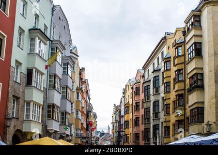 Innsbruck, Österreich - 12. August 2019: Bunte Gebäude in der Innenstadt von Innsbruck, Österreich. Stockfoto