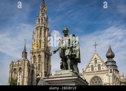 Statue des flämischen Malers Rubens auf einem Platz in der belgischen Stadt Antwerpen mit der Kathedrale im Hintergrund. Stockfoto