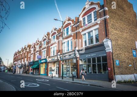Eine menschenleere Barnes Church Road während der Covid-19-Sperrung 2020, London, Großbritannien Stockfoto