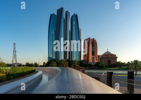 Wunderschöne Aussicht auf die berühmten Wahrzeichen und Wolkenkratzer von Abu Dhabi - Al Etihad Jumeirah Türme an der corniche Road Stockfoto