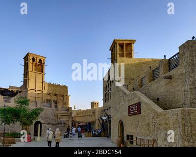 Dubai Creek, die alte und historische Seite von Dubai City, alte arabische Architektur und Gebäude, Al Seef District, Outdoor-Shopping und Restaurants Stockfoto