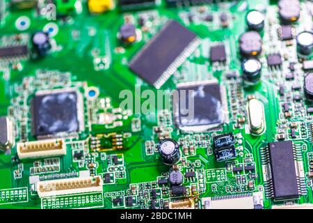 Grüne Leiterplatte Hintergrund PC-Computerplatine, grüne Hauptplatine des elektronischen Systemcomputers, digitaler Chip mit Transistor, Mikroschaltung, i Stockfoto