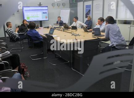 06. April 2020, Hessen, Frankfurt am Main: Die Task Force diskutiert die nächsten Bergeoperationen im Rapid Response Center. Die Fluggesellschaft Lufthansa unterhält eine Task Force. Diese Task Force organisiert spartenübergreifende Sonderflüge, um Deutsche aus dem Ausland zurückzuholen. (Zu dpa "Mission Worldwide: Return Operations and than Challenges") Foto: Andreas Arnold/dpa Stockfoto