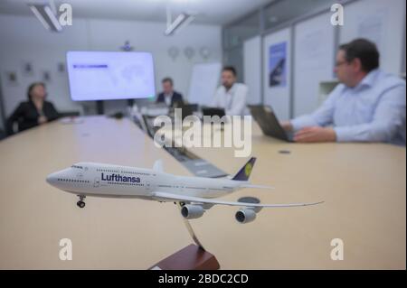 06. April 2020, Hessen, Frankfurt am Main: Die Task Force diskutiert die nächsten Bergeoperationen im Rapid Response Center. Die Fluggesellschaft Lufthansa unterhält eine Task Force. Diese Task Force organisiert spartenübergreifende Sonderflüge, um Deutsche aus dem Ausland zurückzuholen. (Zu dpa "Mission Worldwide: Return Operations and than Challenges") Foto: Andreas Arnold/dpa Stockfoto