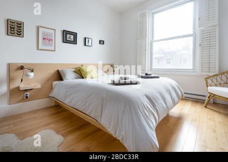 Master Design Schlafzimmer mit Kamin Stockfoto