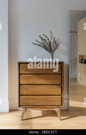 Handgefertigte Holzschublade in der Wohnung Stockfoto