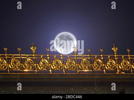 Tschechische Republik, Prag, am 8. April 2020, Vollmond unter dem Nationaltheater Stockfoto