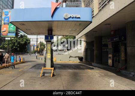 Caracas, Venezuela 31. März 2020: Leere Tankstelle PDVSA staatliche Enterprise Oil and Gas Company wird während Venezuela Treibstoffknappheit Covid 19 gesehen Stockfoto