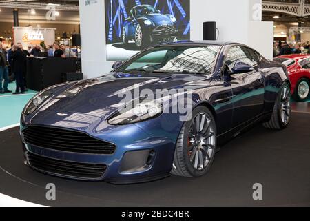 Dreiviertel Frontansicht von Ian Callums umgearbeiteter Aston Martin Vanquish 25 auf der Car Stories Stage auf der London Classic Car Show 2020 Stockfoto