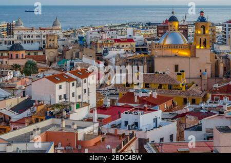 Stadtbild von Alicante in der Abenddämmerung, das die Kathedrale mit dem Meer im Hintergrund zeigt Stockfoto