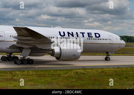 United Airlines Boeing 777-200 N37018 am Flughafen Frankfurt Stockfoto