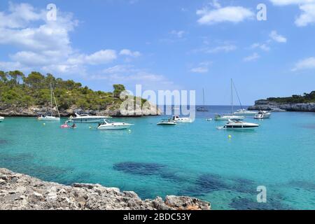 Schwimmende Boote auf türkisfarbenem Wasser Stockfoto