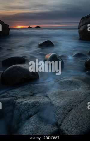 Sonnenuntergang über den runden Felsen von Porth Nanven Stockfoto