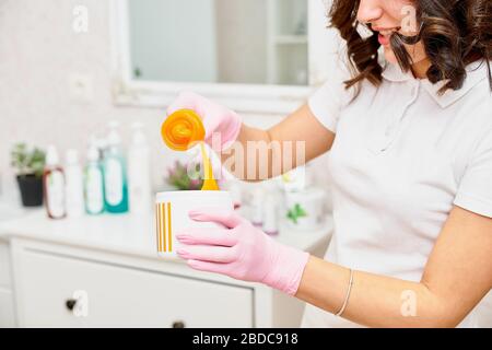 Wachs zum Enthaaren von Talkum und Stoffstreifen, die auf dem liegen Tabelle hat einen Platz zum Schreiben Stockfoto