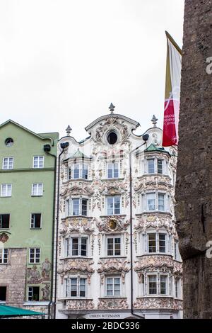 Innsbruck, Österreich - 12. August 2019: Vie vom Helbling Haus in der Innsbrucker Altstadt. Stockfoto