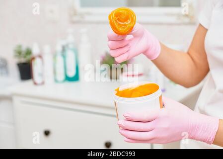 Wachs zum Enthaaren von Talkum und Stoffstreifen, die auf dem liegen Tabelle hat einen Platz zum Schreiben Stockfoto