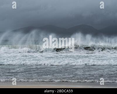 Stürmisches Meer an der Küste vor dem Strand von Luskentire auf der Insel Harris. Die Äußeren Hebdriden, Schottland. GROSSBRITANNIEN. Stockfoto