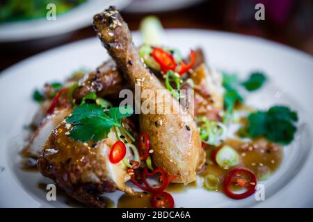 Gegrillte Hähnchenschenkel Stockfoto