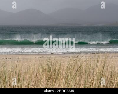 Stürmisches Meer an der Küste vor dem Strand von Luskentire auf der Insel Harris. Die Äußeren Hebdriden, Schottland. GROSSBRITANNIEN. Stockfoto