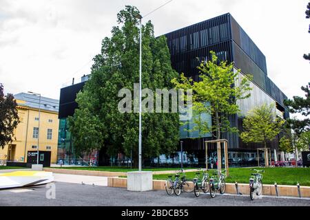 Innsbruck, Österreich - 12. August 2019: Menschen, die durch das Haus der Musik in Innsbruck spazieren. Stockfoto