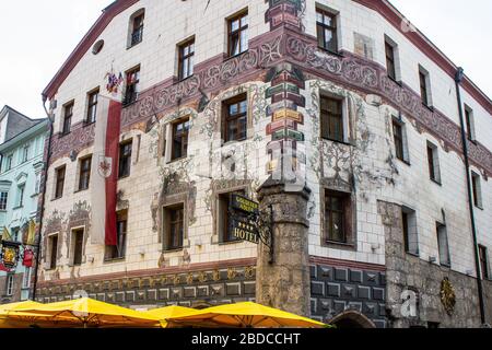 Innsbruck, Österreich - 12. August 2019: Blick auf das Hotel Goldener Adler in Innsbruck, Österreich. Stockfoto